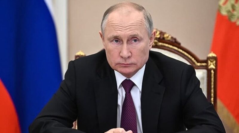 Putin firma decreto para embargar bienes de EEUU en Rusia en represalia por confiscaciones de activos rusos en Estados Unidos.