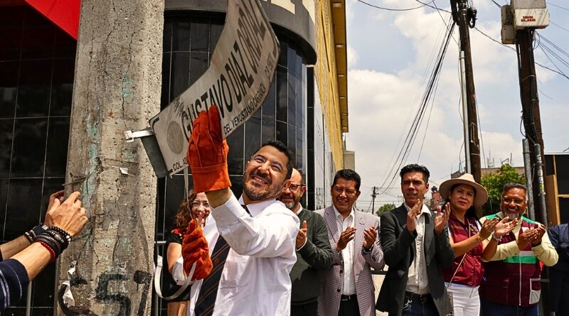 Martí Batres anunció la decisión de renombrar una calle en la Venustiano Carranza, retirando el nombre de Gustavo Díaz Ordaz y rindiendo homenaje a Elena Garro. Es un acto de justicia para las mujeres y los estudiantes del 68.