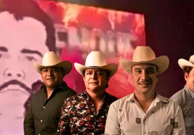 Las autoridades de EE.UU. cancelaron sus permisos tras proyectar imágenes de líderes del narco en un concierto en Guadalajara, generando controversia.