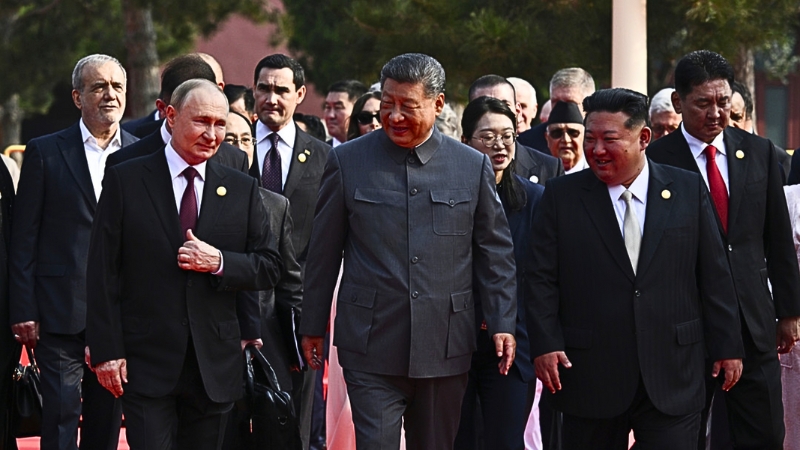 En el 80.º aniversario del fin de la guerra en Asia, Trump pidió a Xi Jinping transmitir mensajes a Putin y Kim Jong-un, pese a tensiones globales.