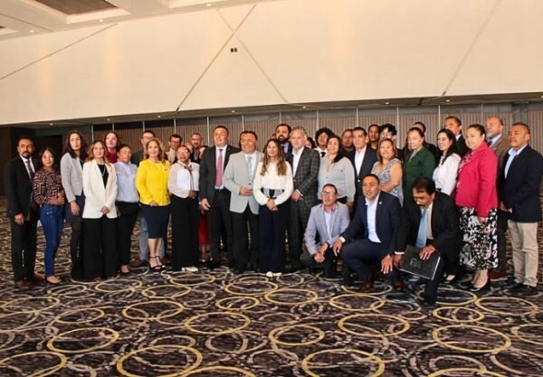 El funcionario participó en el Foro Jurídico Analítica, donde resaltó la importancia del intercambio de ideas, la preparación profesional y el diálogo para construir soluciones a los desafíos del país.