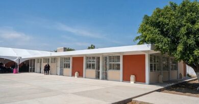 La USEBEQ confirmó la activación de protocolos de seguridad tras detectar un arma de fuego en una secundaria de Jalpan de Serra; el adolescente y su padre quedaron a disposición de las autoridades.