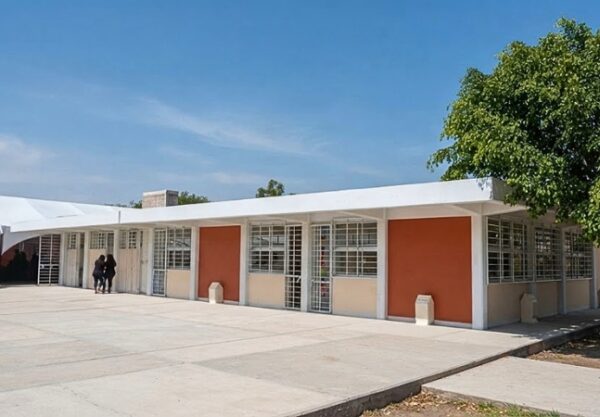 La USEBEQ confirmó la activación de protocolos de seguridad tras detectar un arma de fuego en una secundaria de Jalpan de Serra; el adolescente y su padre quedaron a disposición de las autoridades.