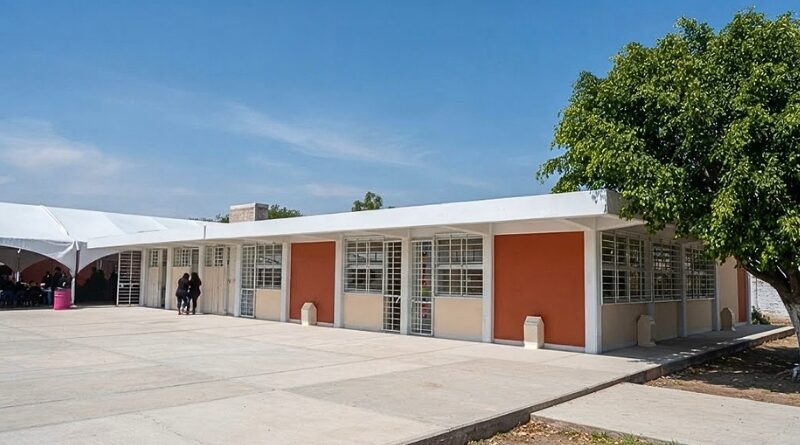 La USEBEQ confirmó la activación de protocolos de seguridad tras detectar un arma de fuego en una secundaria de Jalpan de Serra; el adolescente y su padre quedaron a disposición de las autoridades.