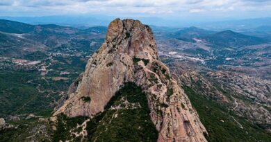 La magia de Bernal se concentra entre la imponente Peña, sus calles tradicionales, las artesanías de lana y una gastronomía que conserva la esencia de Querétaro.