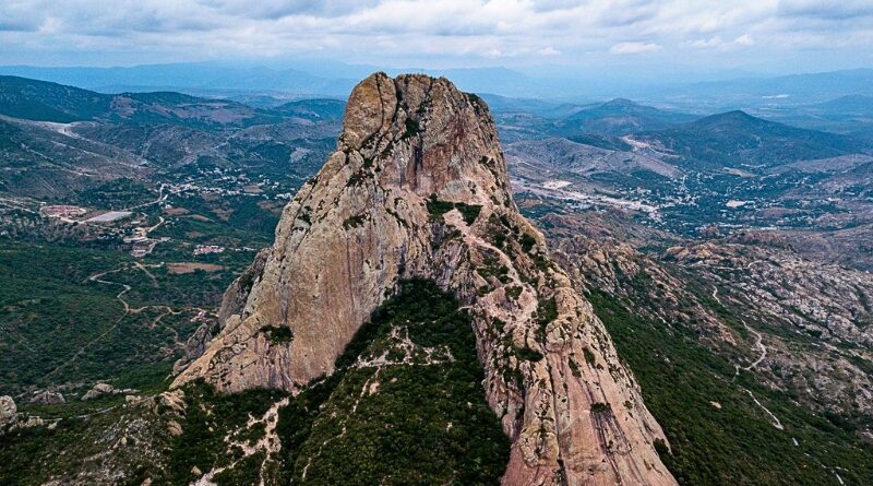 La magia de Bernal se concentra entre la imponente Peña, sus calles tradicionales, las artesanías de lana y una gastronomía que conserva la esencia de Querétaro.